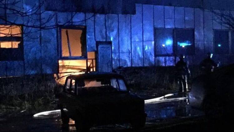 У Луцьку біля спорткомплексу ЛНТУ – пожежа: згоріли три машини(відео)