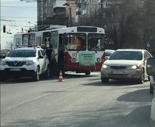 П'яний чоловік у Луцьку побив вікна в тролейбусі