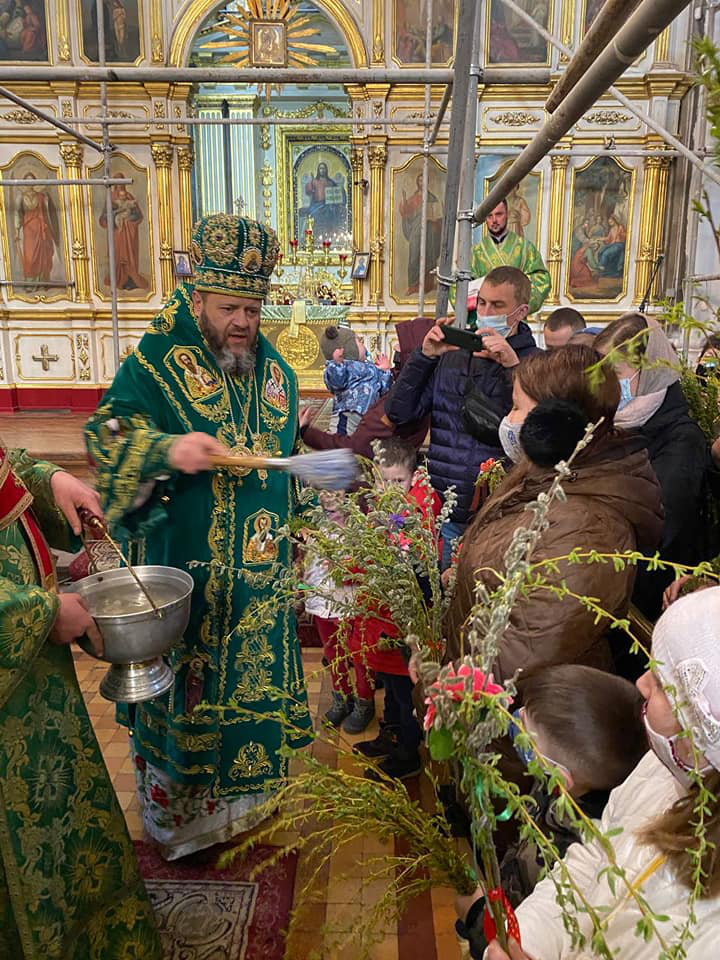 Як у кафедральному соборі Луцька дітям святили вербу  (фото)