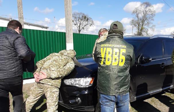 Майже 70 тисяч гривень хабаря: луцький прикордонник обіцяв допомогти контрабандистам