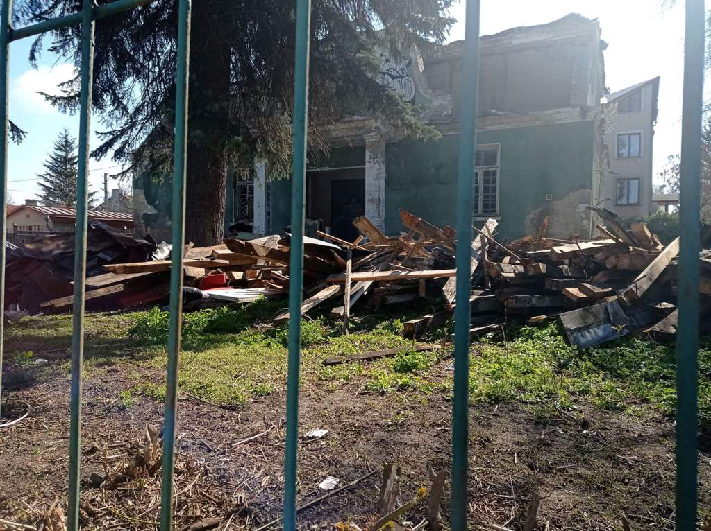 У старому будинку на Ярощука у Луцьку демонтували дах: що відбувається (фото, відео)