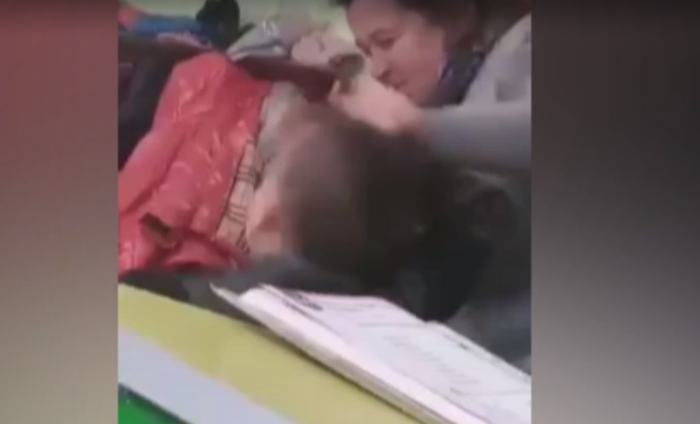 На Закарпатті вчителька схопила учня за чуб і трусила головою (відео)
