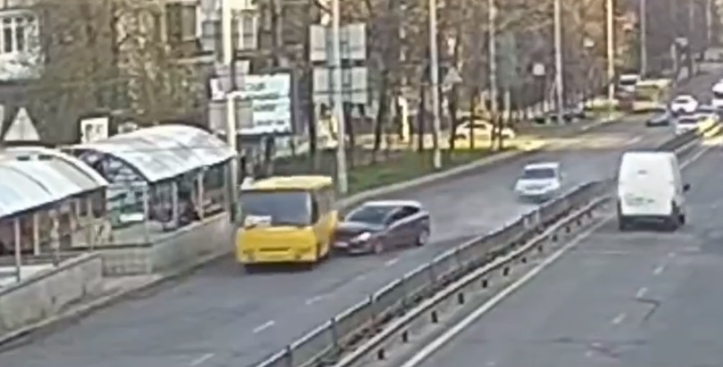 У Києві «форд» влетів в автобус з людьми і втік (відео)