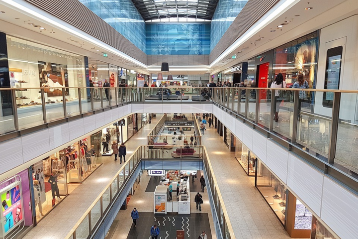 У Польщі після локдауну відкривають торгові центри