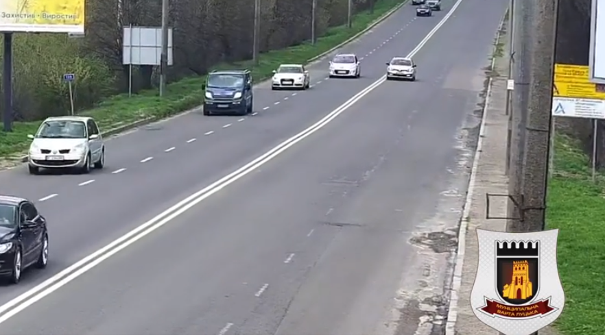 У Луцьку водій «рено» перетнув подвійну суцільну лінію, аби обігнати автомобілі (відео)