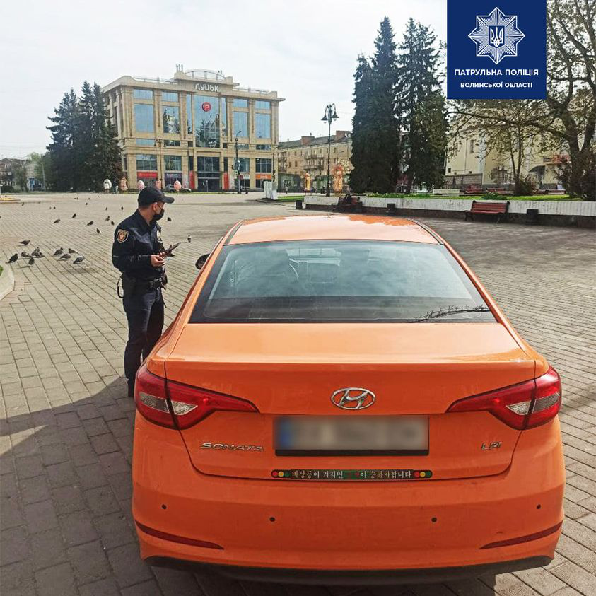 На Театральному майдані в Луцьку роз’їжджав легковик: водія покарали