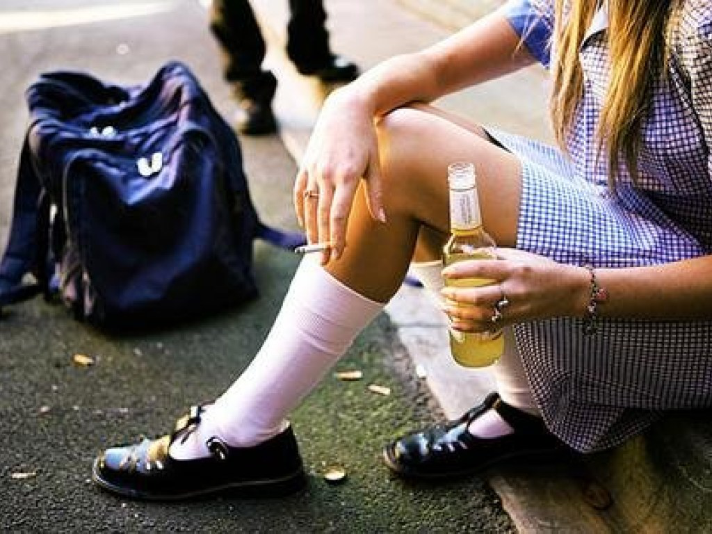 Вплив друзів, «крутість», проблеми: що спонукає луцьких підлітків вживати алкоголь