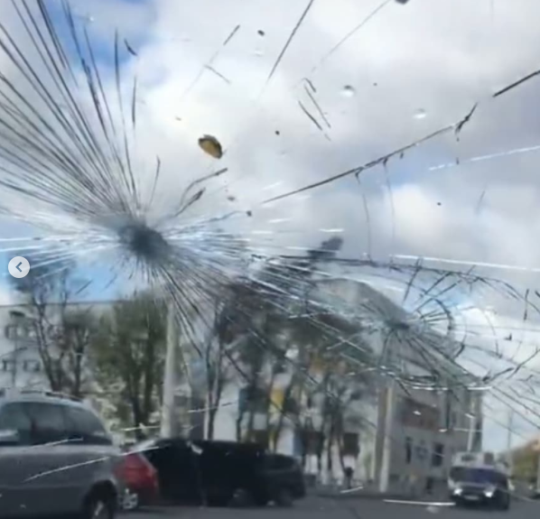У Луцьку пляшкою розбили скло в машині: шукають очевидців (фото)