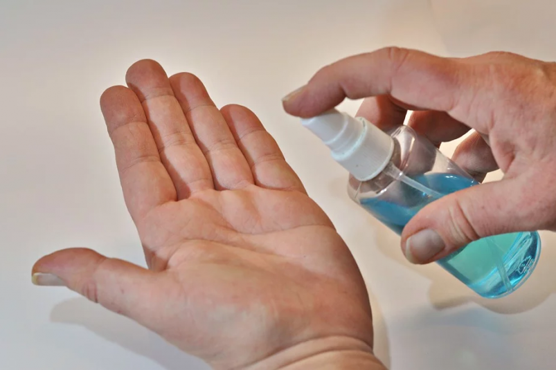 У ЦГЗ розповіли,  чи може антисептик зі спиртом пошкодити шкіру рук