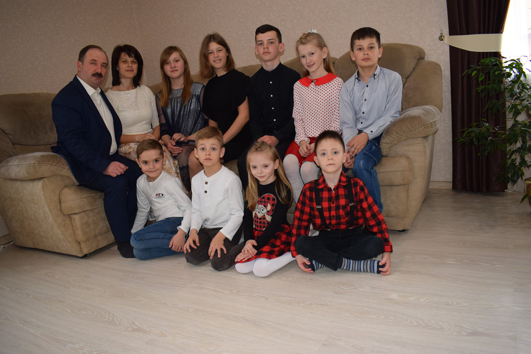 «Не чужі»: на Волині подружжя виховує дев'ятеро прийомних дітей
