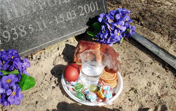На Одещині шестирічний хлопчик напився горілки, яку знайшов на надгробку