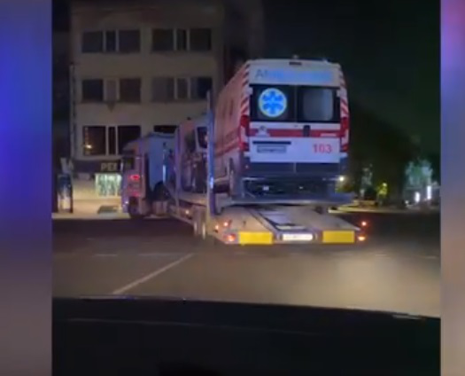 Доставляв «швидкі»: у Луцьку заблукав водій вантажівки (відео)