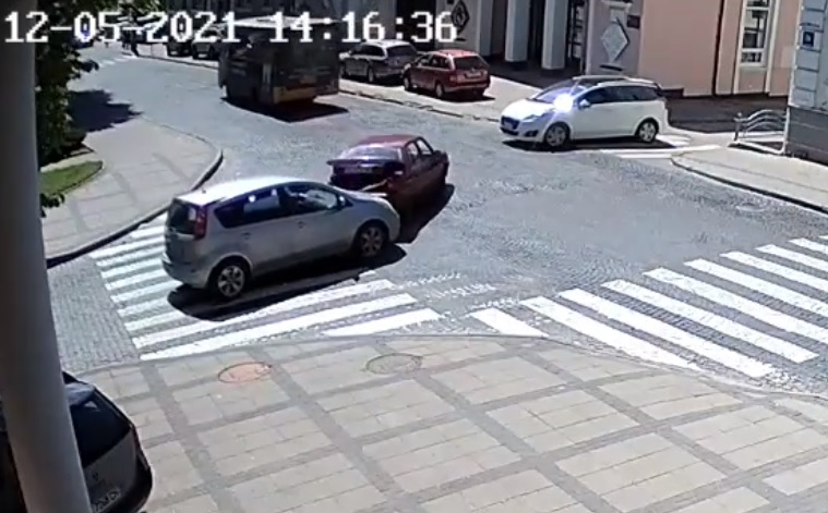 На перехресті в Луцьку – аварія: зіткнулися два легковики (відео)