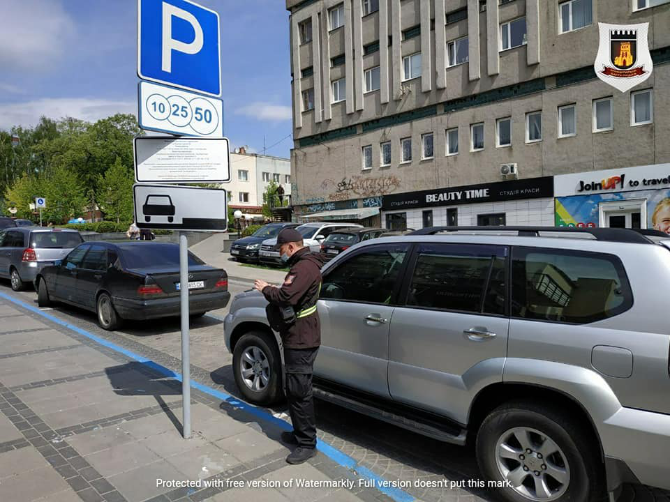 Платне паркування на Кривому Валу: за день оштрафували 26 порушників (фото)