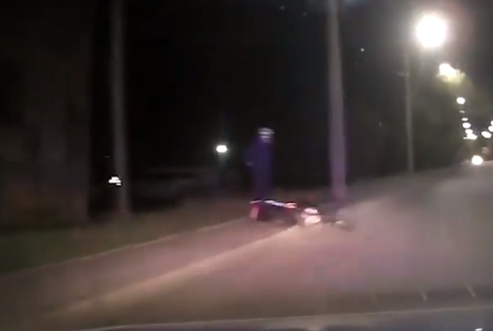 У Луцьку п’яний мотоцикліст наїхав на бордюр і впав (відео)