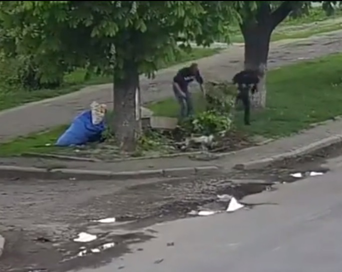 На Володимирській у Луцьку влаштували сміттєзвалище обабіч дороги