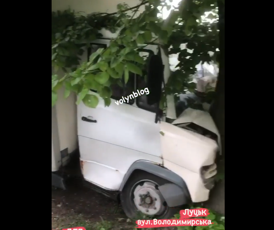 У Луцьку - аварія: вантажівка влетіла у дерево(відео)