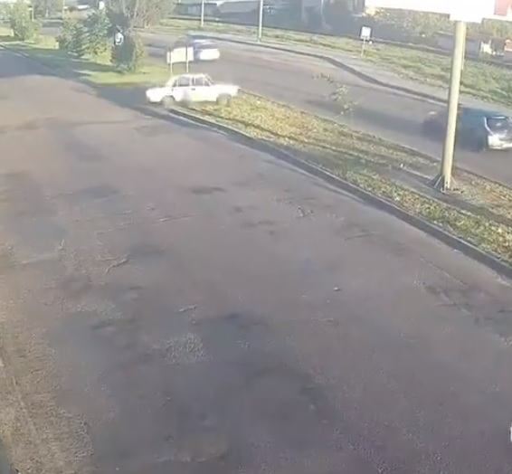 У Луцьку «ВАЗ» на швидкості перелетів траву і врізався у Nissan (відео)