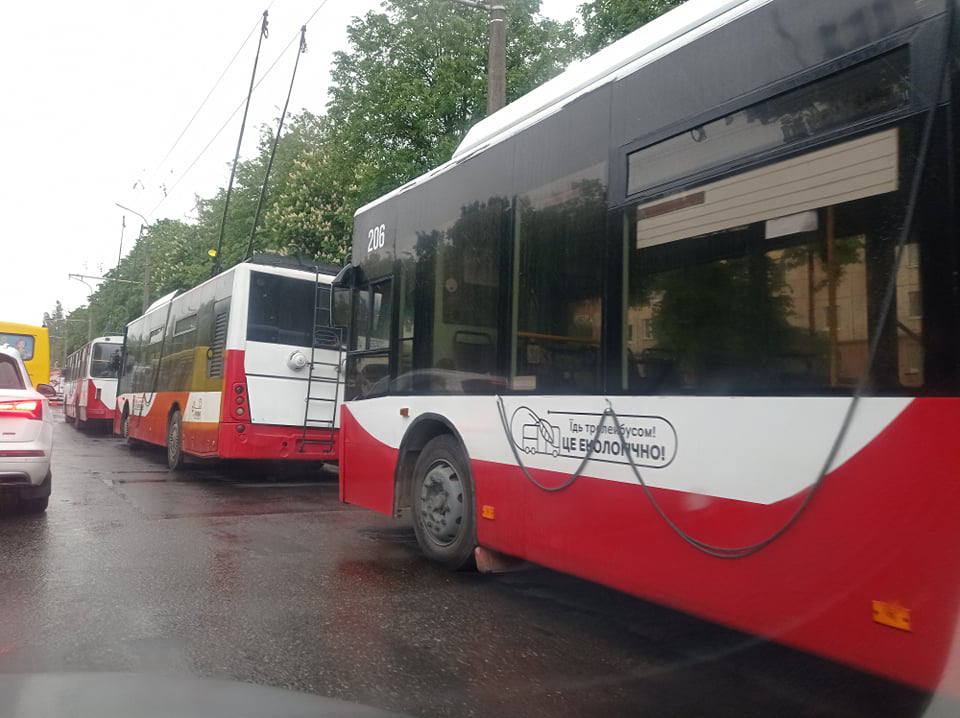 У Луцьку на вулиці Гордіюк – аварія: заблокований рух тролейбусів (фото)