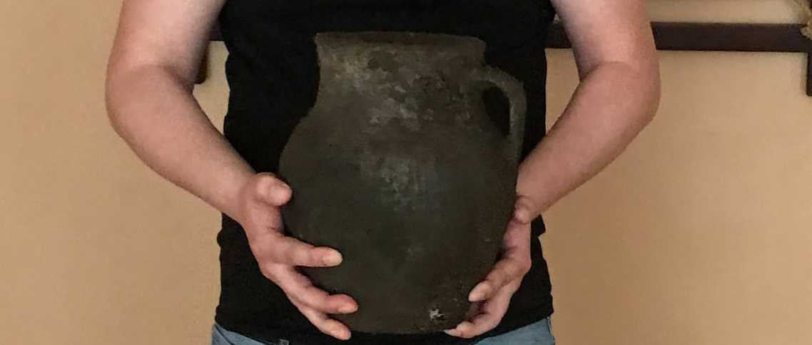 У луцьких підземеллях знайшли глек, а в ньому – камінь у формі серця (фото)