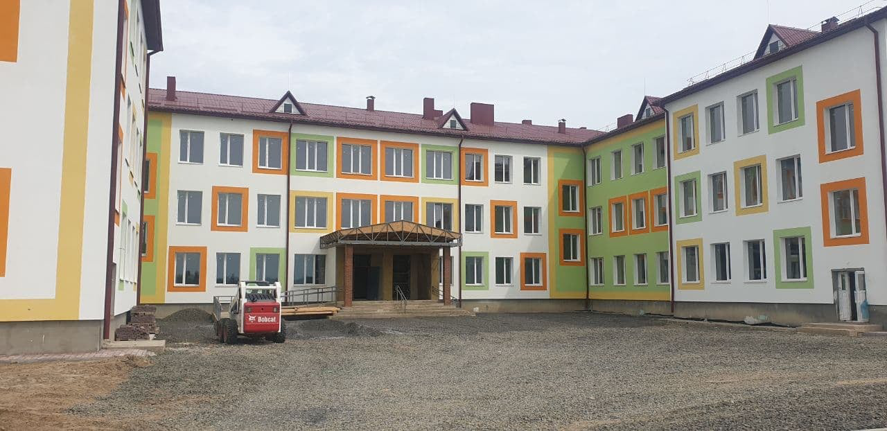 Показали нову школу в Башликах: обіцяють відкрити до нового навчального року (фото)