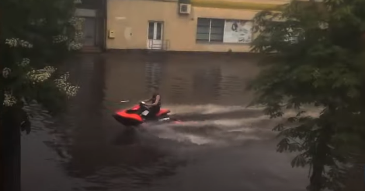 В Житомирі чоловік їздив на водному мотоциклі вулицями міста