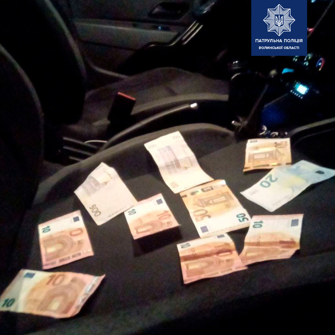 У Луцьку п'яний водій поклав в авто патрульних 1000 гривень та 180 євро (фото)