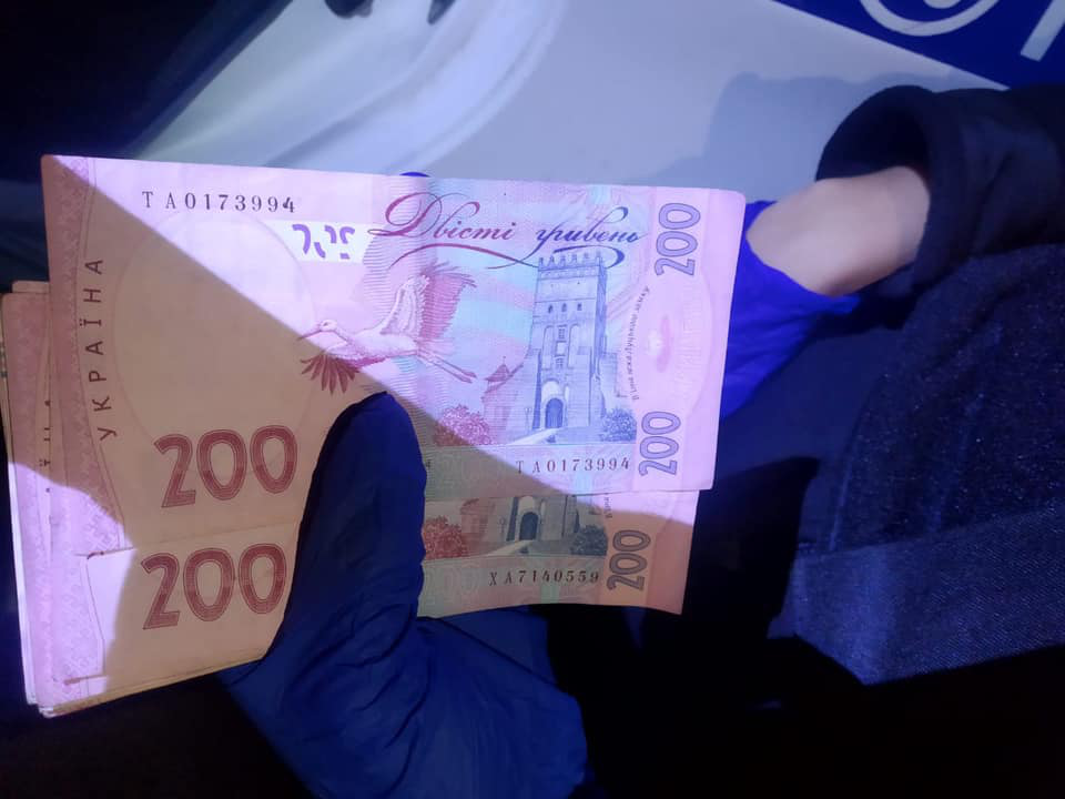 У Луцькому районі п'яний мотоцикліст закинув патрульним гроші в авто (фото)