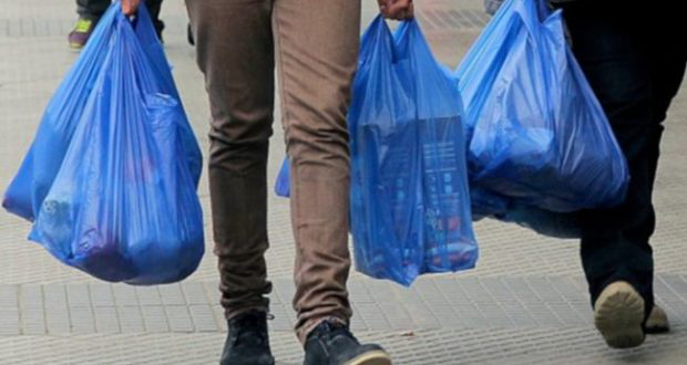 Рада заборонила використання пластикових пакетів: які штрафи