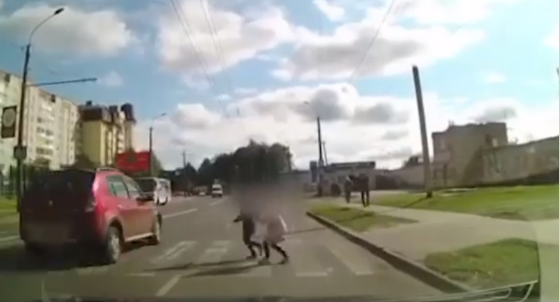 Патрульним здали водія, який у Луцьку не пропустив людей на переході (відео)