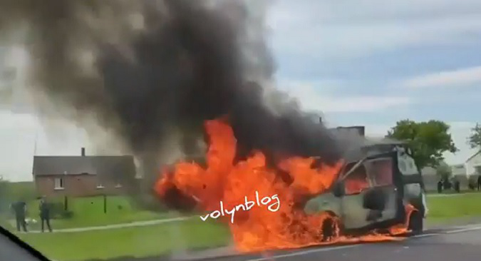 На трасі Луцьк – Ковель вщент згоріло авто (відео)