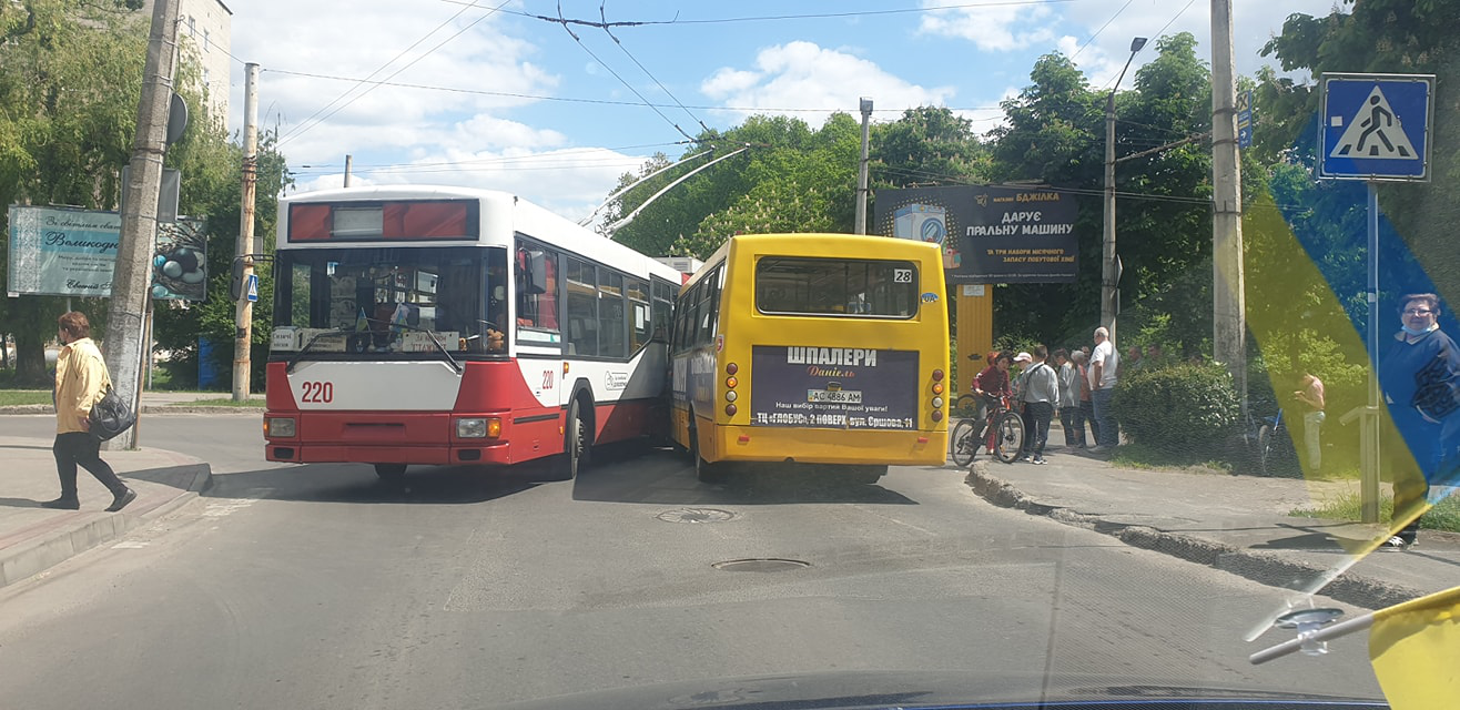 У Луцьку зіткнулися тролейбус і маршрутка (фото)