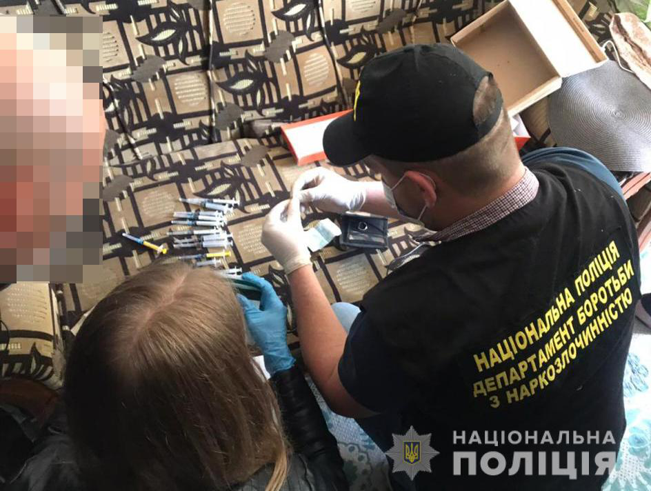 Канабіс, таблетки, шприци: у Нововолинську затримали наркоділка (фото)