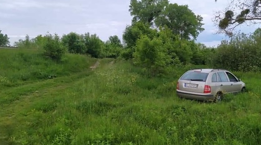 Покинуте авто з волинськими номерами знайшли у полі на Рівненщині (фото)