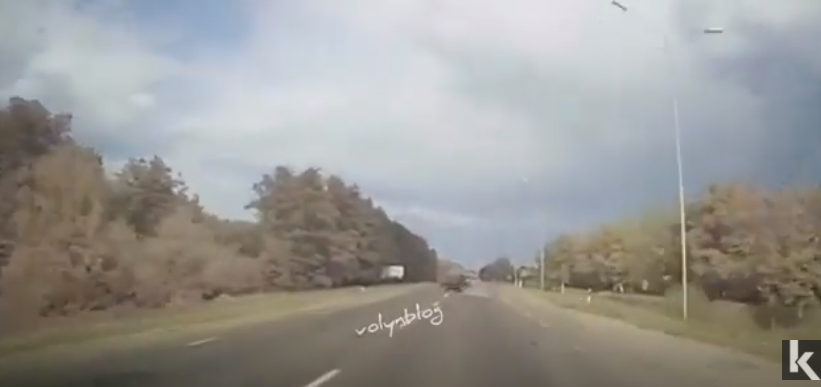 У Ківерцях авто злетіло з дороги і перекинулося (відео)