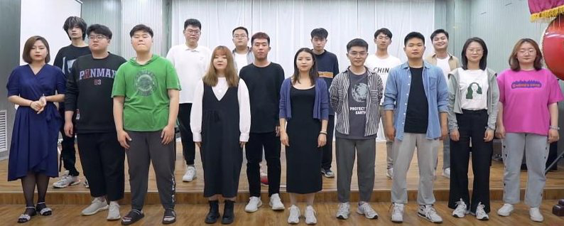 Волинянка у Китаї вчить студентів співати українською