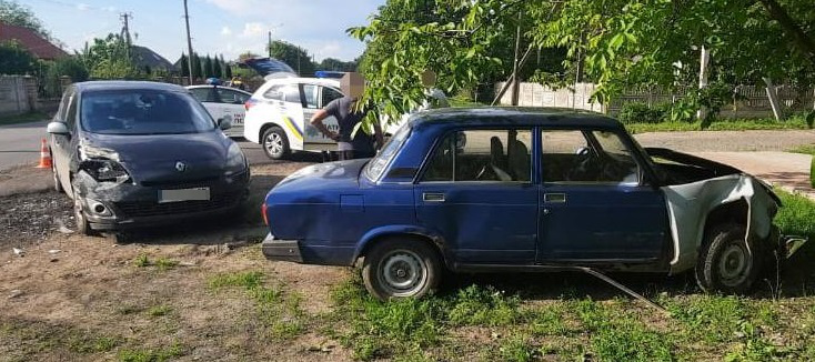 У Луцьку зіткнулися Renault і ВАЗ: водій у лікарні (фото)