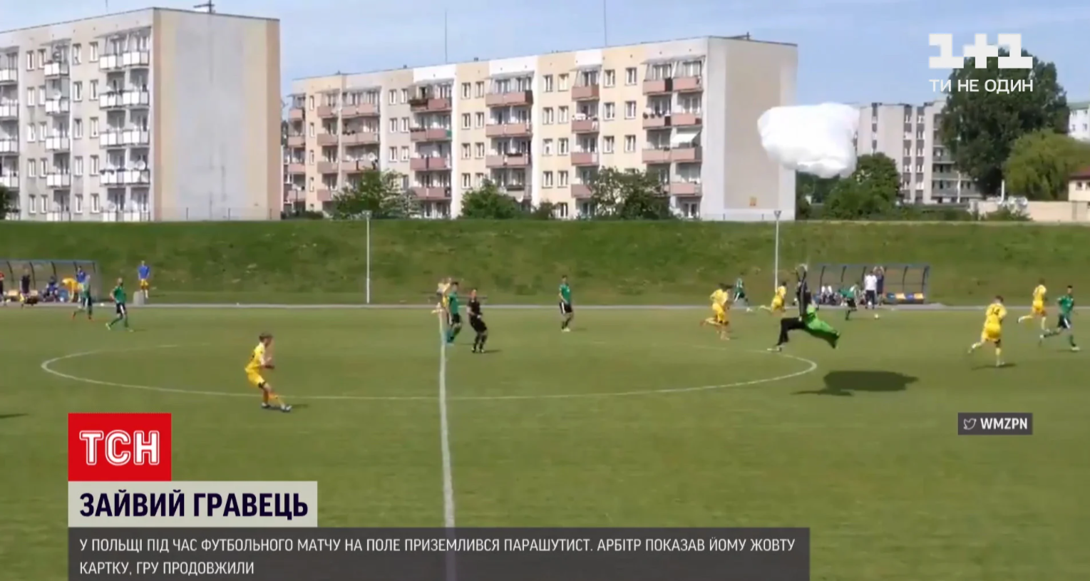 У Польщі під час футбольного матчу на поле приземлився парашутист (відео)