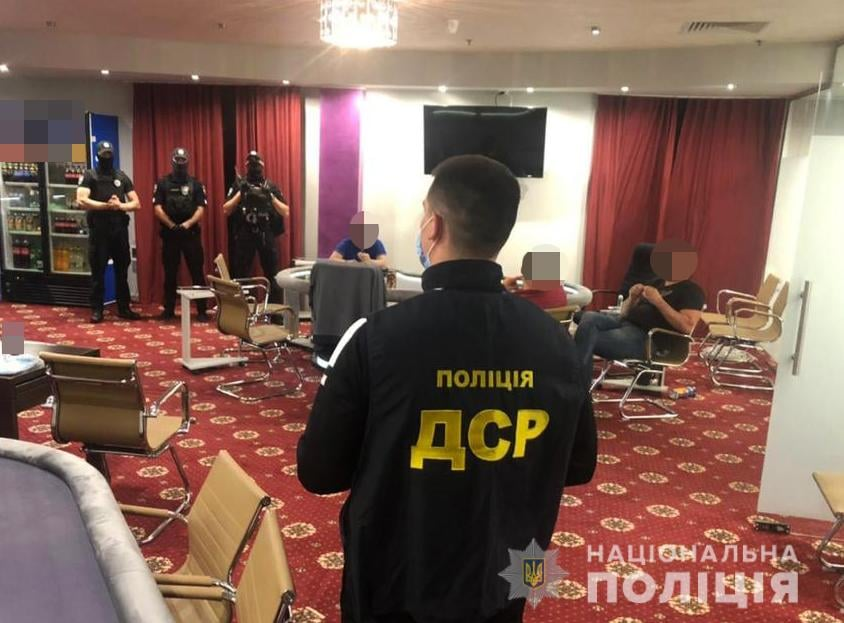 У Луцьку поліцейські припинили діяльність підпільного покер клубу (ФОТО)