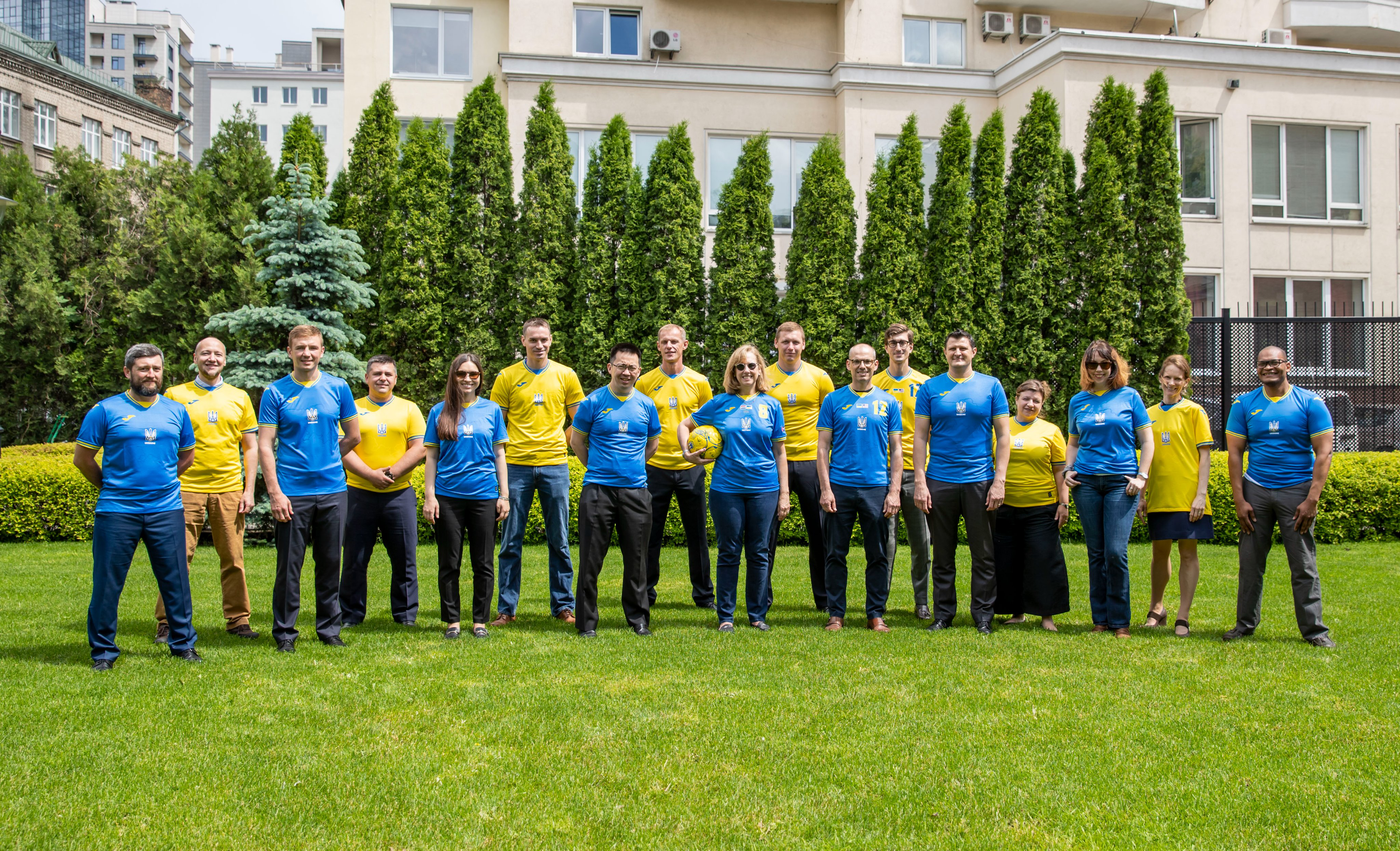 Працівники посольства США сфотографувалися у формі збірної України з футболу