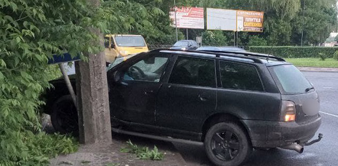 У Луцьку п'яний на Audi збив дорожній знак на переході (фото)