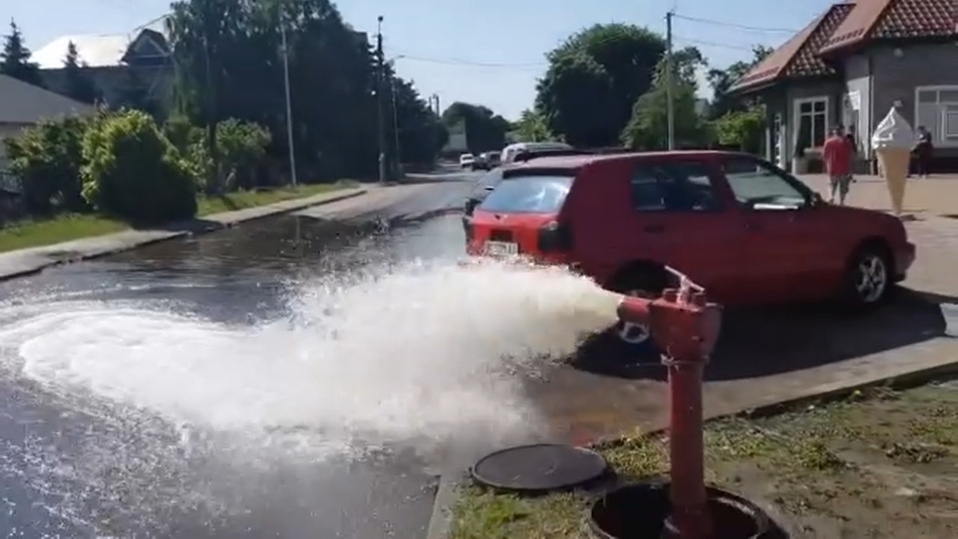 Вода б'є фонтаном: у Ковелі біля церкви прорвало магістральну трубу (відео)
