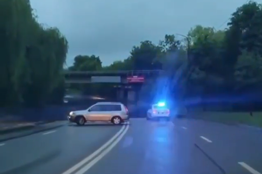 У Луцьку затопило частину дороги: автомобілі розвертаються (відео)