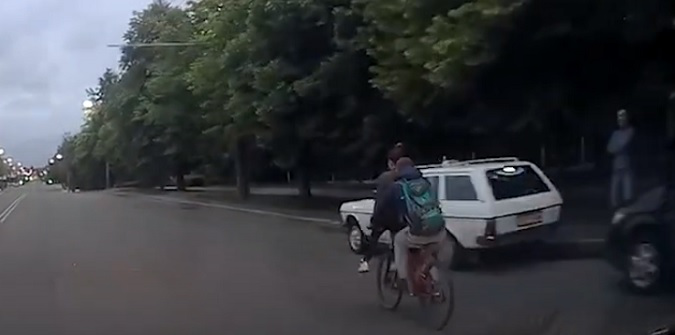 У Луцьку патрульні покарали велосипедиста-порушника (відео)