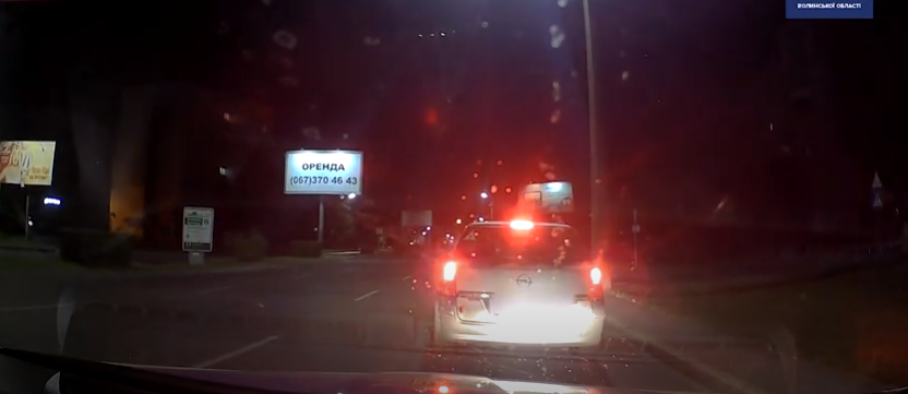 П'яна і без увімкнених фар: у Луцьку вночі зловили водійку-порушницю (відео)