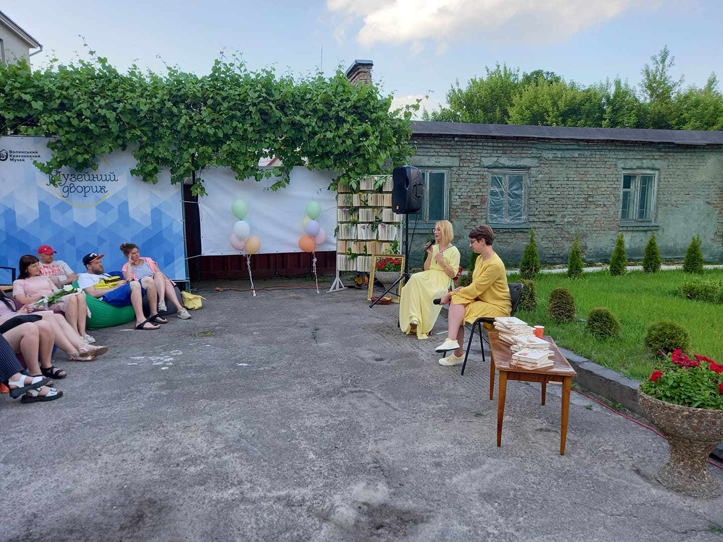 Книжкові передбачення, музика і солодощі: у Луцьку почалася абрикосова вечірка (фото)