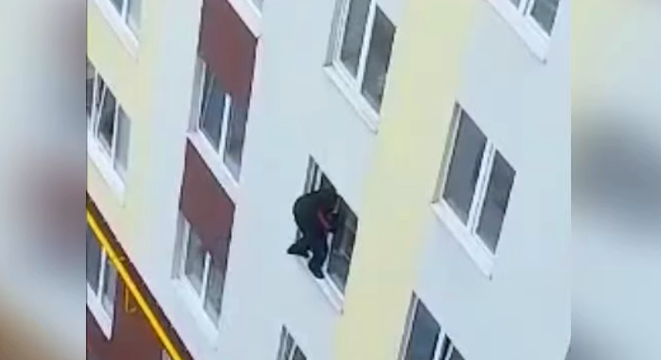 У Ковелі чоловік впав з четвертого поверху і пішов красти смітник (відео)
