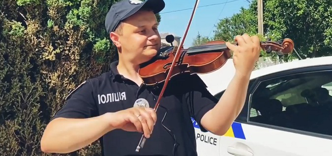 Луцький патрульний зіграв на скрипці (відео)