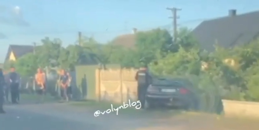 У Камені-Каширському Audi збила корову і протаранила паркан (відео)