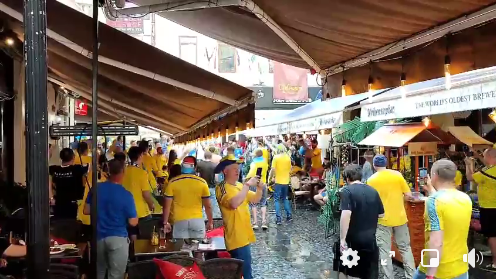«Червона рута» у Бухаресті: як співали лучани в очікуванні футбольного матчу (відео)